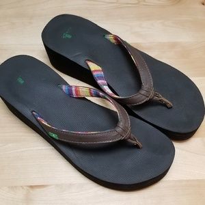 SANUK | BROWN RAINBOW WEDGE FLIP FLOPS, SIZE 10